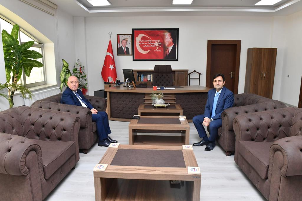 Valimiz Sayın Ömer Faruk COŞKUN Kaymakamlığımızı teşrif edip, Kaymakamımız Dr. Adem Uslu’dan ilçemizde yürütülen kamu hizmetleri hakkında bilgi aldı.